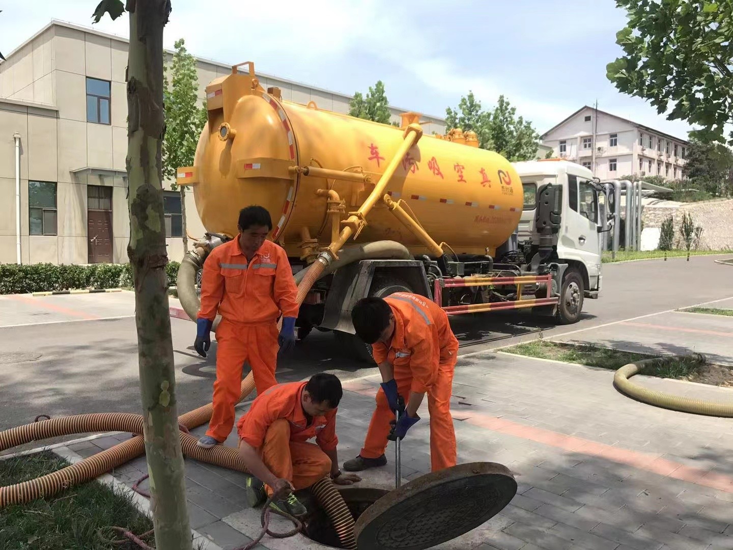 巴东管道疏通车停在窨井附近